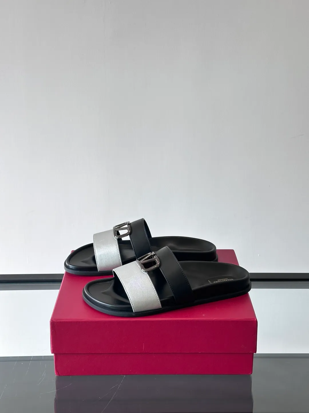 Men's shoes 💰p320 "VALENTINO" Valentino Men's 🧍‍♂️ Spring and summer new style metal rivet flat slippers, elegant sandals, the same style worn by celebrities, original molding, imported calfskin. Rubber outsole. Soft and durable, full set of counter packaging size: 39-44 (customized at 38.45.46)